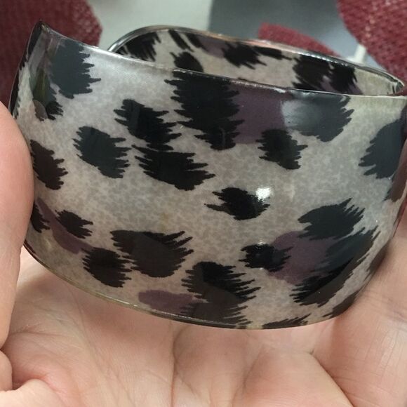 Vintage lucite animal print bangle - Picture 4 of 5